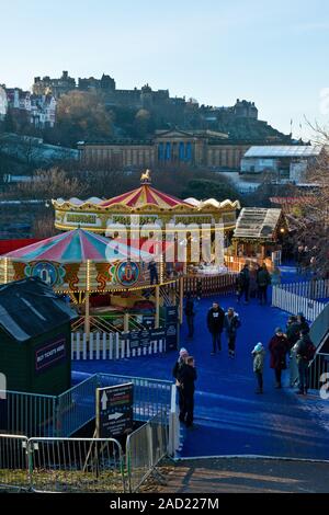 Le Château d'Édimbourg, Marché de Noël et juste. Carrousel et en premier plan sur le marché. L'Ecosse Banque D'Images