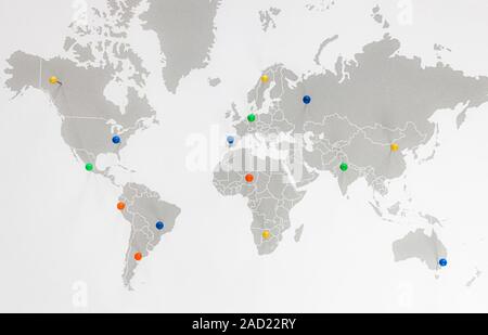 Carte du monde avec des punaises. Concept de voyage Banque D'Images