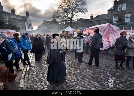 La fin de l'après-midi dans la rue principale, Malham Festival Dickens, Yorkshire du Nord, Novembre 2019 Banque D'Images