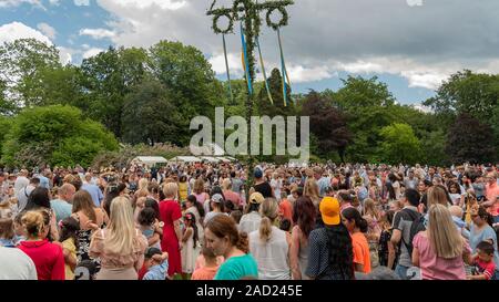 HELSINGBORG, Suède - 21 juin 2019 : A midsummer festival au Château sofiero près de Helsingborg en Suède. Banque D'Images