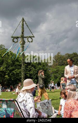 HELSINGBORG, Suède - 21 juin 2019 : A midsummer festival au Château sofiero près de Helsingborg en Suède. Banque D'Images
