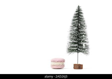 Arbre de Noël et de l'anglais ou macaron macaron dessert sur un fond blanc. bonbons sous l'arbre de Noël. Banque D'Images