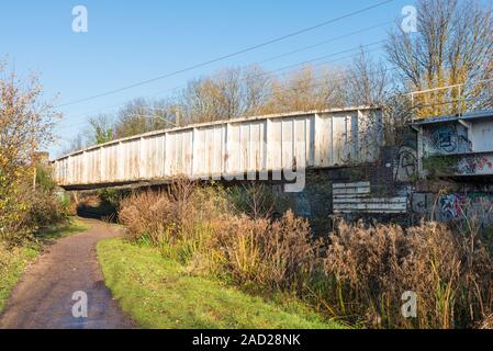 Pont de chemin de fer traversant le canal de Worcester et Birmingham en diagonale à Selly Oak, Birmingham, UK Banque D'Images