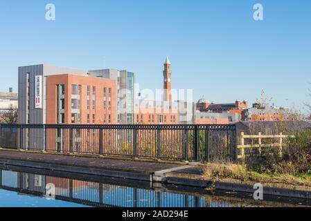 Université de Birmingham et de logement des étudiants vu de l' aqueduc transportant la Worcester et Birmingham sur canal road à Selly Oak,Birmingham Banque D'Images