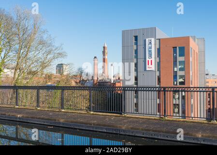 Université de Birmingham et de logement des étudiants vu de l' aqueduc transportant la Worcester et Birmingham sur canal road à Selly Oak,Birmingham Banque D'Images