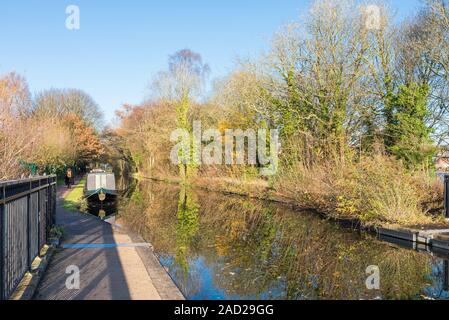 Belle scène d'automne sur le canal de Worcester et Birmingham Selly Oak, Birmingham, UK Banque D'Images