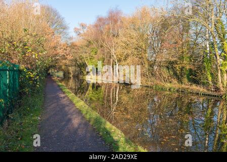 Belle scène d'automne sur le canal de Worcester et Birmingham Selly Oak, Birmingham, UK Banque D'Images