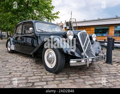 Vintage 1954 Citroën Traction Avant, ou Big Six, stationné sur la rive route pavée, l'eau de Leith, Édimbourg, Écosse, Royaume-Uni Banque D'Images