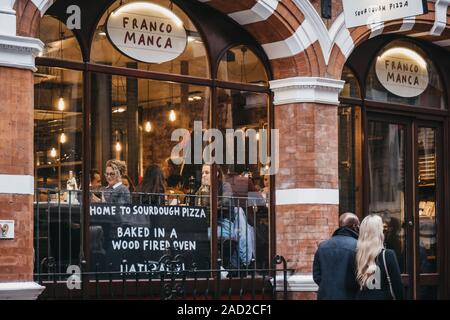 Londres, Royaume-Uni - 24 novembre 2019 : Les gens en passant devant la façade de Franco Manca, sourdough pizza restaurant à Covent Garden, l'un des plus populaires t Banque D'Images