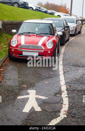 Voitures garées dans une passerelle piétonne de bloquer le sentier, Cramond, Édimbourg. Banque D'Images