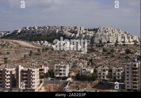 Bethléem, Gaza. 06Th Dec, 2019. La colonie israélienne de Har Homa est vu sur la colline surplombant des maisons palestiniennes dans l'avant-plan, à Bethléem, en Cisjordanie, le mardi 3 décembre 2019. Les responsables palestiniens disent que la ville biblique de Bethléem est étouffé par l'expansion des colonies israéliennes qui prend des terres palestiniennes pour construire des maisons juives en Cisjordanie. Photo par Debbie Hill/UPI UPI : Crédit/Alamy Live News Banque D'Images