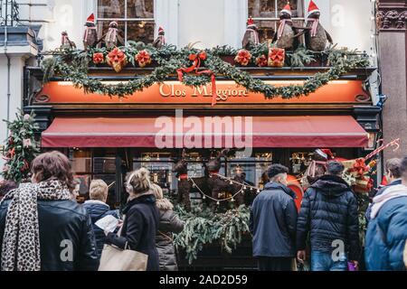 Londres, Royaume-Uni - 24 novembre 2019 : Façade de Clos Maggiore, un restaurant français à Covent Garden, Londres, décorées pour Noël, les gens Banque D'Images