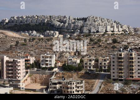 Bethléem, Gaza. 06Th Dec, 2019. La colonie israélienne de Har Homa est vu sur la colline surplombant des maisons palestiniennes dans l'avant-plan, à Bethléem, en Cisjordanie, le mardi 3 décembre 2019. Les responsables palestiniens disent que la ville biblique de Bethléem est étouffé par l'expansion des colonies israéliennes qui prend des terres palestiniennes pour construire des maisons juives en Cisjordanie. Photo par Debbie Hill/UPI UPI : Crédit/Alamy Live News Banque D'Images