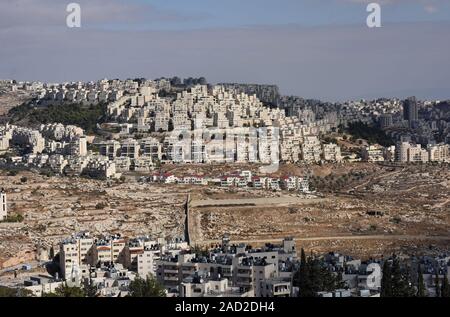 Bethléem, en Cisjordanie. 06Th Dec, 2019. La colonie israélienne de Har Homa est vu sur la colline surplombant des maisons palestiniennes dans l'avant-plan, à Bethléem, en Cisjordanie, le 3 décembre 2019. Les responsables palestiniens disent que la ville biblique de Bethléem est étouffé par l'expansion des colonies israéliennes qui prend des terres palestiniennes pour construire des maisons juives en Cisjordanie. Photo par Debbie Hill/UPI UPI : Crédit/Alamy Live News Banque D'Images