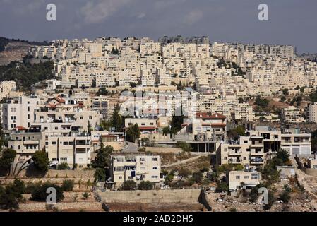 Bethléem, en Cisjordanie. 06Th Dec, 2019. La colonie israélienne de Har Homa est vu sur la colline surplombant des maisons palestiniennes dans l'avant-plan, à Bethléem, en Cisjordanie, le 3 décembre 2019. Les responsables palestiniens disent que la ville biblique de Bethléem est étouffé par l'expansion des colonies israéliennes qui prend des terres palestiniennes pour construire des maisons juives en Cisjordanie. Photo par Debbie Hill/UPI UPI : Crédit/Alamy Live News Banque D'Images