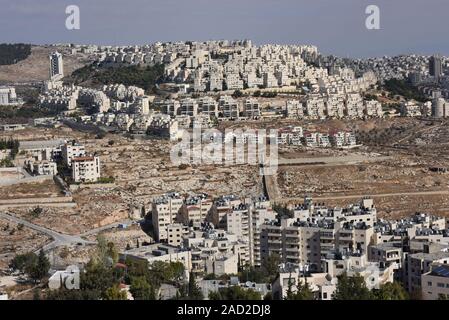 Bethléem, en Cisjordanie. 06Th Dec, 2019. La colonie israélienne de Har Homa est vu sur la colline surplombant des maisons palestiniennes dans l'avant-plan, à Bethléem, en Cisjordanie, le 3 décembre 2019. Les responsables palestiniens disent que la ville biblique de Bethléem est étouffé par l'expansion des colonies israéliennes qui prend des terres palestiniennes pour construire des maisons juives en Cisjordanie. Photo par Debbie Hill/UPI UPI : Crédit/Alamy Live News Banque D'Images