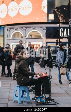 Londres, Royaume-Uni - 24 novembre 2019 : clavier et chant musicien ambulant jouant sur Piccadilly Circus, l'un des quartiers touristiques les plus populaires de Londres, Royaume-Uni, selecti Banque D'Images