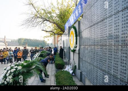 Nanjing, Chine. 06Th Dec, 2019. Personnes participent à des activités de commémoration pour les victimes de Nanjing massacre par les envahisseurs japonais à Nanjing, capitale de la province de Jiangsu, Chine orientale, le 3 décembre 2019. Dès le Mardi, les membres des familles des victimes du massacre a commencé une série d'activités de commémoration comme jeter des fleurs et de l'encens devant le mur où les noms des victimes sont gravés. Le massacre de Nanjing a eu lieu lorsque les troupes japonaises ont pris la ville, capitale de la Chine, le 13 décembre, 1937. Source : Xinhua/Alamy Live News Banque D'Images