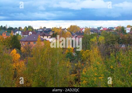 L'automne sur la périphérie de résidence complexe. Ciel bleu avec des nuages épais. Paysage de Septembre, Octobre, Novembre. Les arbres colorés. Banque D'Images