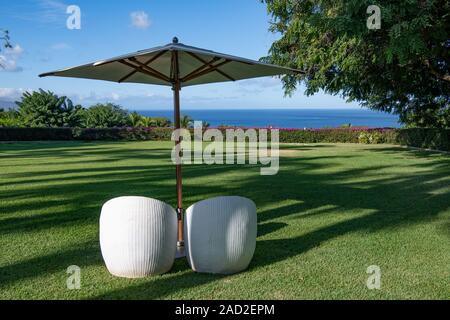 chaise et parasol donnant sur la mer sur les terrains de Maui, Hawaii, États-Unis Banque D'Images