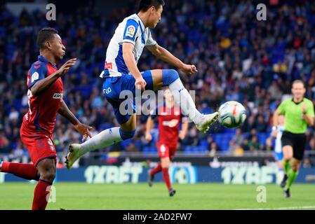 Barcelone, Espagne. 1er décembre 2019. Wu Lei joue au cours de la La Liga match entre FC RCD Espanyol et Osasuna au stade RCDE à Barcelone, Espagne. Banque D'Images