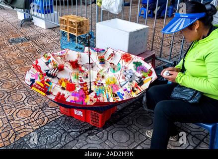 Vendeur de rue qui vend des souvenirs du Vietnam Hanoi parapluie Banque D'Images