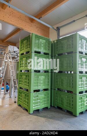 Caisses empilées les unes sur les autres dans un bâtiment industriel. Banque D'Images