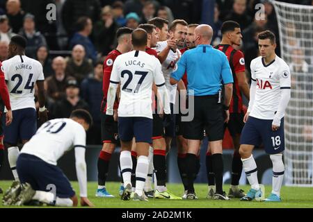 Harry Kane de Tottenham Hotspur fait valoir à l'arbitre, Lee Mason après Alli Dele était encrassé - Tottenham Hotspur v Bournemouth AFC, Premier League, Tottenham Hotspur Stadium, Londres, Royaume-Uni - 30 novembre 2019 Editorial N'utilisez que des restrictions s'appliquent - DataCo Banque D'Images