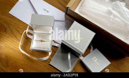 Paris, France - Oct 30, 2019 : l'emballage après déballage de Dior Joaillerie contenant beau golden earring avec diamants Banque D'Images