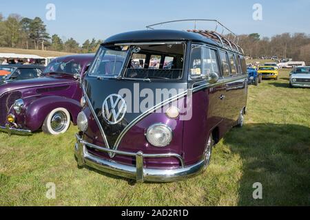 Violet entièrement restauré par écran partagé Volkswagen Camping-lors d'une réunion de véhicules classique dans au Mont Rushmore, UK - 19 avril, 2019 Banque D'Images