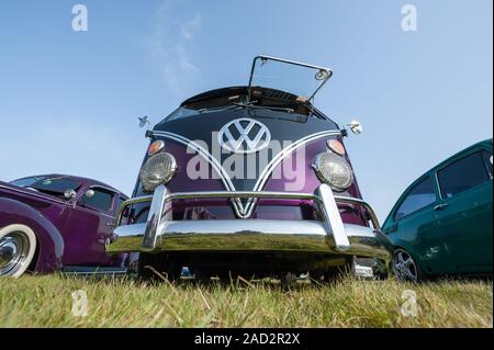 Entièrement restauré en écran partagé mauve le camping-car Volkswagen lors d'une réunion de véhicules classique dans au Mont Rushmore, UK - 19 avril, 2019 Banque D'Images