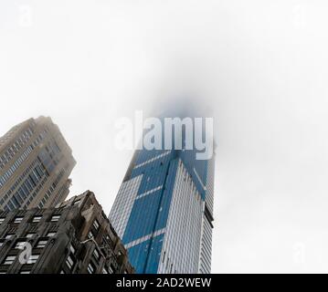 Le développement Extell, Central Park Tower, enveloppée de brouillard, s'élève au-dessus des bâtiments environnants sur West 57th Street, familièrement connu sous le nom de "milliardaire's Row', dimanche à New York, le 24 novembre 2019. Le nouveau gratte-ciel contient des condos de luxe et le grand magasin Nordstrom. (© Richard B. Levine) Banque D'Images