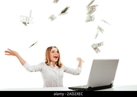 Jeune femme avec un ordinateur portable et de voler de l'argent. Isolé Banque D'Images