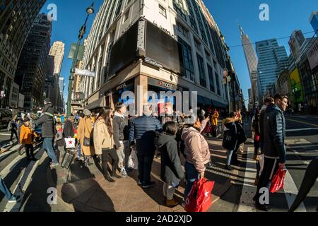 Des hordes de consommateurs à l'extérieur de Macy's Herald Square flagship store à New York à la recherche d'aubaines sur le lendemain de Thanksgiving, le Black Friday, November 29, 2019. Cette année de grâce est tombé sur la dernière date possible de donner les détaillants désespérée une semaine de moins d'achats de Noël. (© Richard B. Levine) Banque D'Images