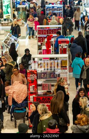 Des hordes de visiteurs envahissent la Macy's Herald Square flagship store à New York à la recherche d'aubaines sur le lendemain de Thanksgiving, le Black Friday, November 29, 2019. Cette année de grâce est tombé sur la dernière date possible de donner les détaillants désespérée une semaine de moins d'achats de Noël. (© Richard B. Levine) Banque D'Images