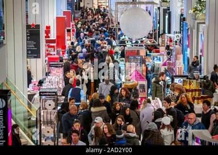 Des hordes de visiteurs envahissent la Macy's Herald Square flagship store à New York à la recherche d'aubaines sur le lendemain de Thanksgiving, le Black Friday, November 29, 2019. Cette année de grâce est tombé sur la dernière date possible de donner les détaillants désespérée une semaine de moins d'achats de Noël. (© Richard B. Levine) Banque D'Images