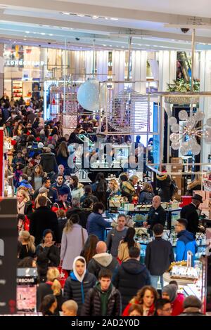 Des hordes de visiteurs envahissent la Macy's Herald Square flagship store à New York à la recherche d'aubaines sur le lendemain de Thanksgiving, le Black Friday, November 29, 2019. Cette année de grâce est tombé sur la dernière date possible de donner les détaillants désespérée une semaine de moins d'achats de Noël. (© Richard B. Levine) Banque D'Images