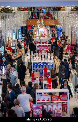 Des hordes de visiteurs envahissent la Macy's Herald Square flagship store à New York à la recherche d'aubaines sur le lendemain de Thanksgiving, le Black Friday, November 29, 2019. Cette année de grâce est tombé sur la dernière date possible de donner les détaillants désespérée une semaine de moins d'achats de Noël. (© Richard B. Levine) Banque D'Images