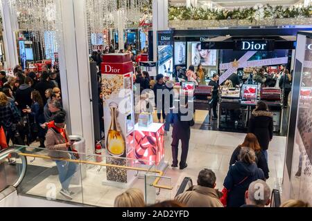 Des hordes de visiteurs envahissent la Macy's Herald Square flagship store à New York à la recherche d'aubaines sur le lendemain de Thanksgiving, le Black Friday, November 29, 2019. Cette année de grâce est tombé sur la dernière date possible de donner les détaillants désespérée une semaine de moins d'achats de Noël. (© Richard B. Levine) Banque D'Images