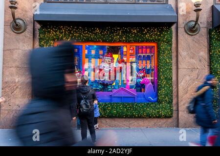 Des hordes de consommateurs à l'extérieur de Macy's Herald Square flagship store à New York à la recherche d'aubaines sur le lendemain de Thanksgiving, le Black Friday, November 29, 2019. Cette année de grâce est tombé sur la dernière date possible de donner les détaillants désespérée une semaine de moins d'achats de Noël. (© Richard B. Levine) Banque D'Images