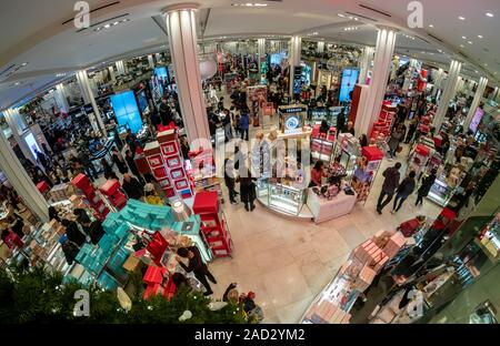 Des hordes de visiteurs envahissent la Macy's Herald Square flagship store à New York à la recherche d'aubaines sur le lendemain de Thanksgiving, le Black Friday, November 29, 2019. Cette année de grâce est tombé sur la dernière date possible de donner les détaillants désespérée une semaine de moins d'achats de Noël. (© Richard B. Levine) Banque D'Images