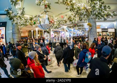 Des hordes de visiteurs envahissent la Macy's Herald Square flagship store à New York à la recherche d'aubaines sur le lendemain de Thanksgiving, le Black Friday, November 29, 2019. Cette année de grâce est tombé sur la dernière date possible de donner les détaillants désespérée une semaine de moins d'achats de Noël. (© Richard B. Levine) Banque D'Images