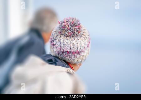 Femme portant un chapeau sur le ferry boat, Baldur, Breidafjordur, Islande Westfjords Banque D'Images