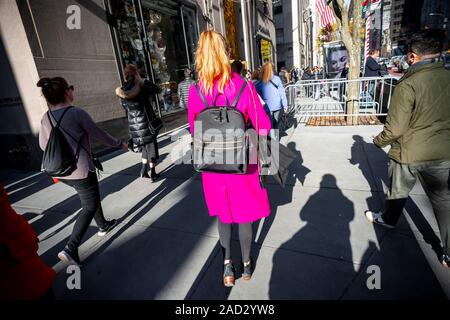 La foule des consommateurs et aux touristes d'encrasser les trottoirs sur la Cinquième Avenue à Manhattan à New York avant l'action de grâce le Mardi, Novembre 26, 2019. (© Richard B. Levine) Banque D'Images