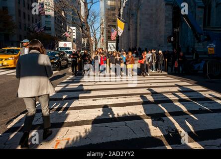 La foule des consommateurs et aux touristes d'encrasser les trottoirs sur la Cinquième Avenue à Manhattan à New York avant l'action de grâce le Mardi, Novembre 26, 2019. (© Richard B. Levine) Banque D'Images