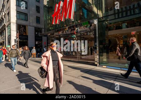 La foule des consommateurs et aux touristes d'encrasser les trottoirs sur la Cinquième Avenue à Manhattan à New York avant l'action de grâce le Mardi, Novembre 26, 2019. (© Richard B. Levine) Banque D'Images