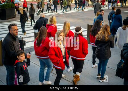 La foule des consommateurs et aux touristes d'encrasser les trottoirs sur la Cinquième Avenue à Manhattan à New York avant l'action de grâce le Mardi, Novembre 26, 2019. (© Richard B. Levine) Banque D'Images