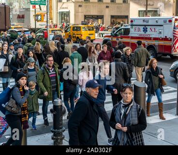 La foule des consommateurs et aux touristes d'encrasser les trottoirs sur la Cinquième Avenue à Manhattan à New York avant l'action de grâce le Mardi, Novembre 26, 2019. (© Richard B. Levine) Banque D'Images