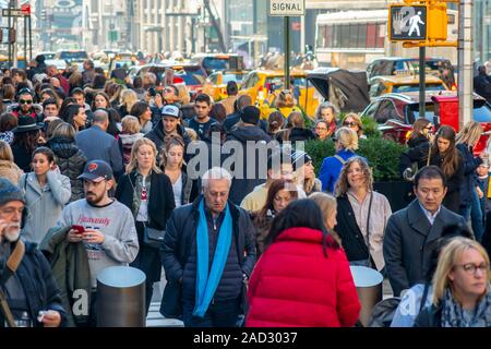 La foule des consommateurs et aux touristes d'encrasser les trottoirs sur la Cinquième Avenue à Manhattan à New York avant l'action de grâce le Mardi, Novembre 26, 2019. (© Richard B. Levine) Banque D'Images