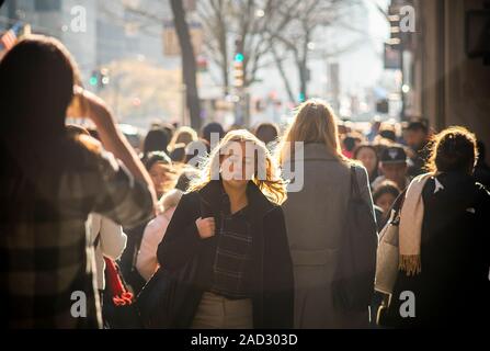 La foule des consommateurs et aux touristes d'encrasser les trottoirs sur la Cinquième Avenue à Manhattan à New York avant l'action de grâce le Mardi, Novembre 26, 2019. (© Richard B. Levine) Banque D'Images